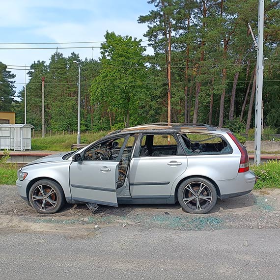 Mieszkaniec Troszyna wskazuje na niebezpieczestwo: Porzucone spalone auto