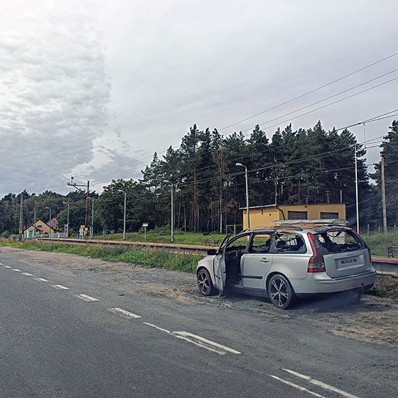 Mieszkaniec Troszyna wskazuje na niebezpieczestwo: Porzucone spalone auto