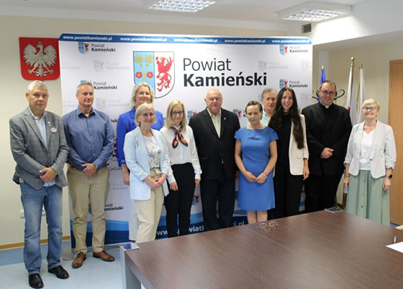 Starosta Kamieński wręczył akty powierzenia funkcji dyrektorom placówek oświatowych oraz wręczył akty awansu dla nauczycieli