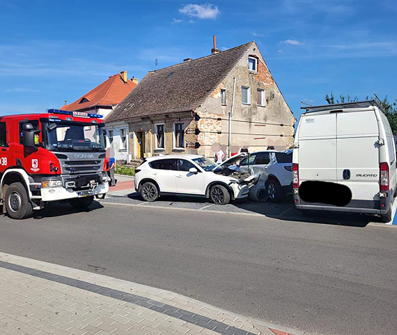 Kobieta uderzya w zaparkowany pojazd w zatoczce w Wolinie 