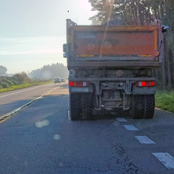 Mieszkaniec: Zagroenie na trasie. Samochd przewocy gruz gubi go podczas jazdy