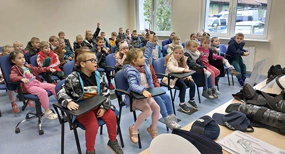 Przedszkolaki z wizytą w Komendzie Policji w Kamieniu Pomorskim