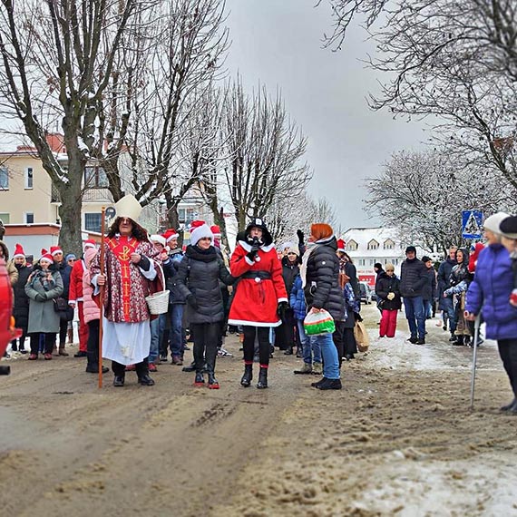 Parada Mikoajw przesza ulicami Wolina