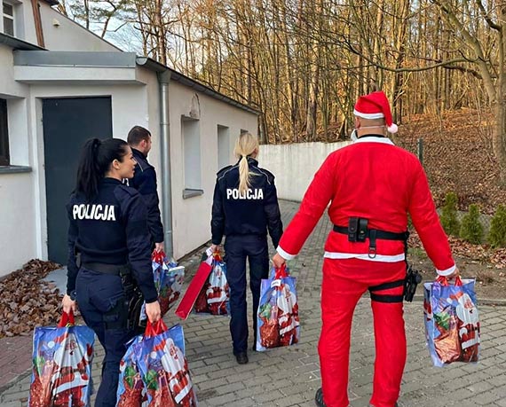 Policjanci z wizyt w Domu Dziecka w Wisece i Lubiniu