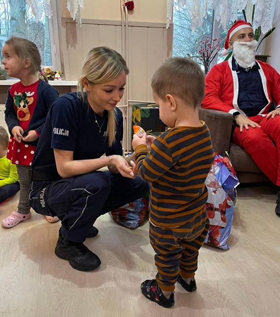 Policjanci z wizyt w Domu Dziecka w Wisece i Lubiniu