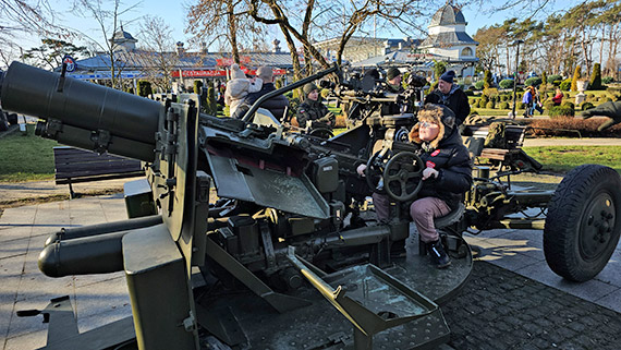 Pokaz militarny na Wielkiej Orkiestrze witecznej Pomocy w Midzyzdrojach