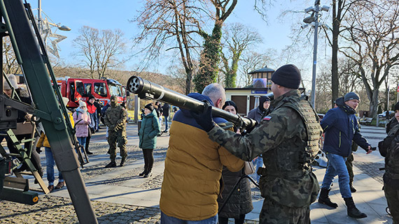 Pokaz militarny na Wielkiej Orkiestrze witecznej Pomocy w Midzyzdrojach