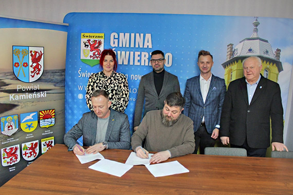 Podpisano umowy na budow chodnikw w Chominie oraz w Wysokiej Kamieskiej