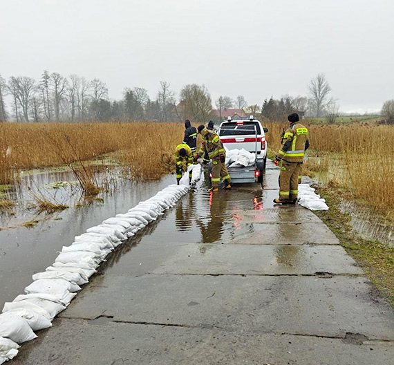 Strażacy zapobiegli zalaniu terenów i dróg w Płastkowie i Kretlewie