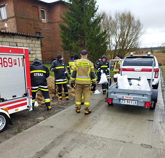 Strażacy zapobiegli zalaniu terenów i dróg w Płastkowie i Kretlewie