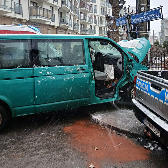 Wypadek z udziałem radiowozu w Międzyzdrojach: Mieszkańcy bez prądu, pasażerka busa ranna