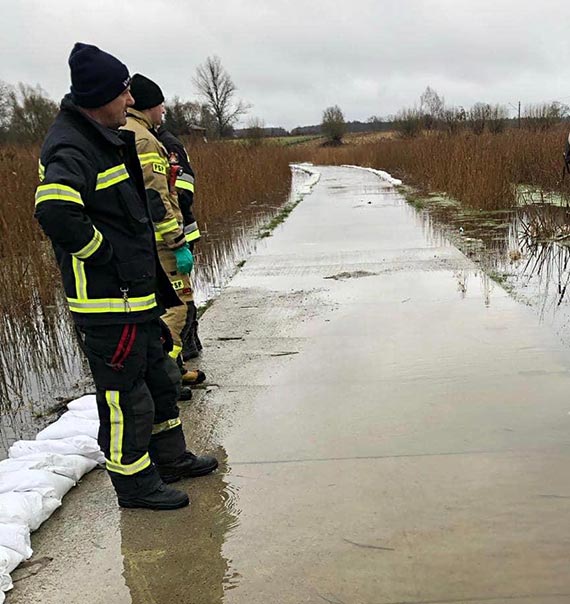 Straacy OSP Jarszewo zostali zadysponowani do usunicia wody, ktra ponownie zalaa jedn z drg pomidzy miejscowociami Grki - Pastkowo