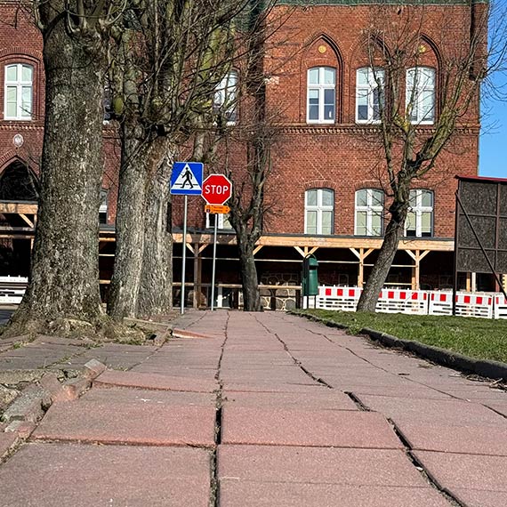 Chodnik w Wolinie: Prostota i bezpieczestwo kontra estetyczny chaos