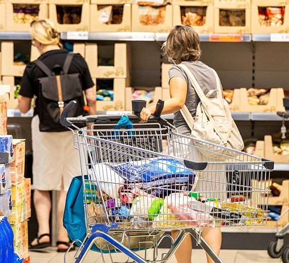 Sklepy na lekkim plusie. Wyranie te wida, e hipermarkety zaczynaj odbija klientw dyskontom