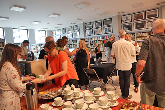 Wernisa wystawy fotograficznej pt. „wiato i cie” w midzyzdrojskiej bibliotece