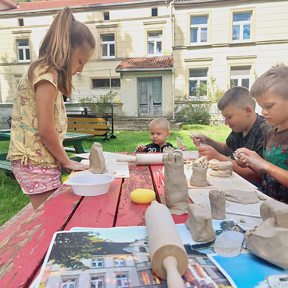 Ceramiczne podre z opowieciami o historii i kulturze w gminie Golczewo