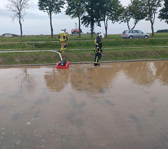 OSP Jarszewo: Akcja na parkingu sklepu Dino w Kamieniu Pomorskim