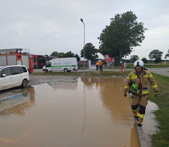 OSP Jarszewo: Akcja na parkingu sklepu Dino w Kamieniu Pomorskim