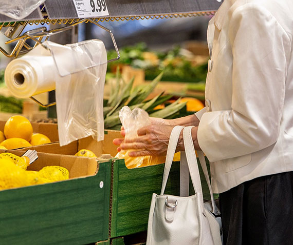 Rosn wpywy z opaty recyklingowej. Konsumenci zuywaj coraz wicej foliwek w sklepach