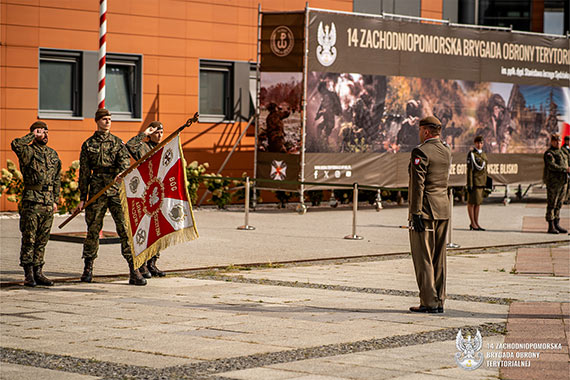 Defiladowym  krokiem onierze 14. Zachodniopomorskiej Brygady Obrony Terytorialnej weszli w szsty rok swego funkcjonowania