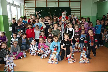 Mikoaj w Koniewie rozdawa rzgi i prezenty 