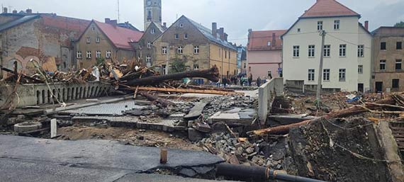 Straacy z Kamienia Pomorskiego i Midzyzdrojw pomagaj usuwa skutki powodzi