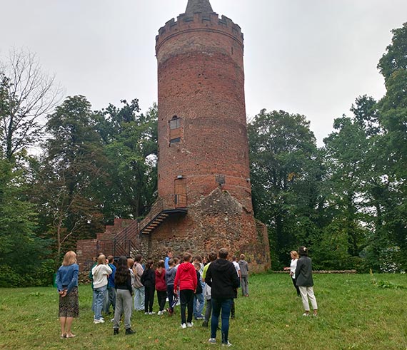 Ceramiczne podre z z opowieciami o historii i kulturze