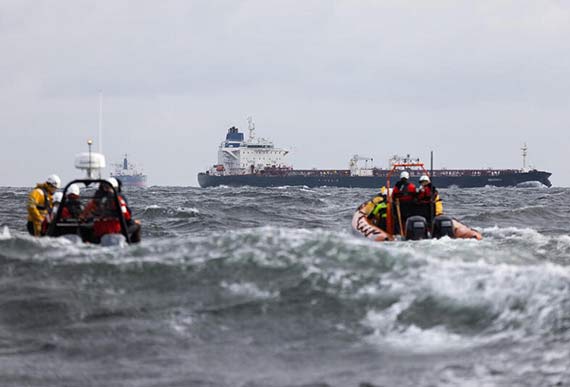 Greenpeace konfrontuje flot cienia na Batyku