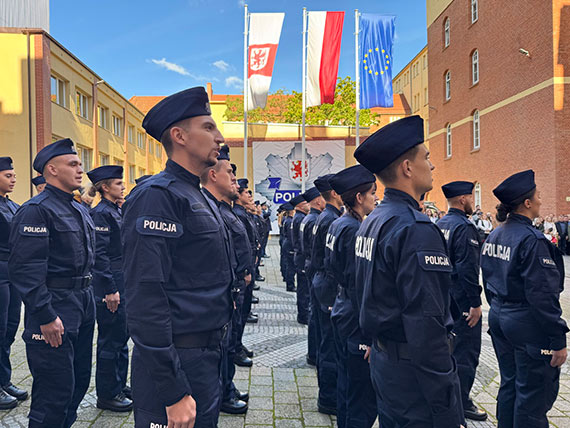 Wrczenie medali za dugoletni sub oraz lubowanie nowych policjantw