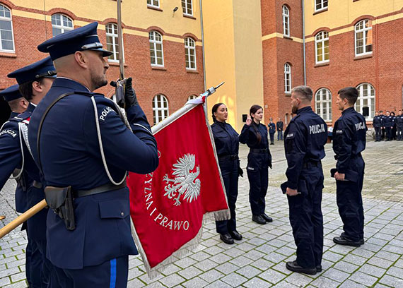 Wrczenie medali za dugoletni sub oraz lubowanie nowych policjantw