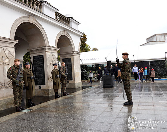 Uroczysta warta zachodniopomorskich Terytorialsw przy Grobie Nieznanego onierza