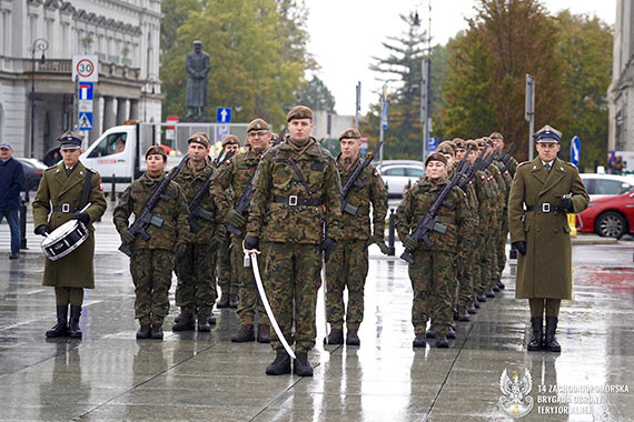 Uroczysta warta zachodniopomorskich Terytorialsw przy Grobie Nieznanego onierza