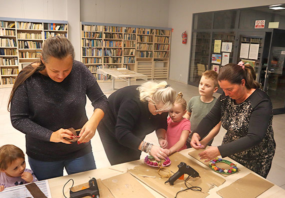 Jesienne warsztaty plastyczne „Rodzinne wiankowanie” w midzyzdrojskiej bibliotece