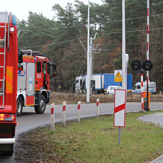 Ciarwka uszkodzia trakcj kolejow w winoujciu: Ruch pocigw wstrzymany, wprowadzono komunikacj zastpcz