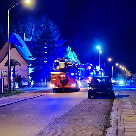 Poar sadzy w kominie na ulicy Wiejskiej w Wolinie. Czujka dymu uratowaa mieszkanie przed tragedi