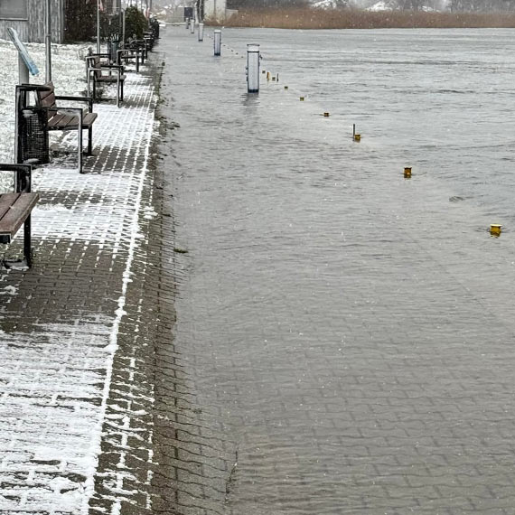 Sztorm w Dziwnowie: Woda powyej poziomu alarmowego