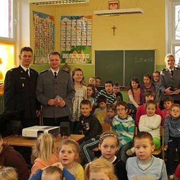 Kamień Pomorski: Strażacy i policjanci radzą jak bezpiecznie odpalać fajerwerki
