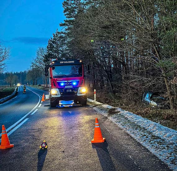 Samochd wypad z drogi. Poszkodowany zosta kierowca