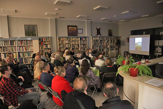 „Jak si ciemni to si wyjani” – czyli spotkanie autorskie z Piotrem Oleksym w midzyzdrojskiej bibliotece