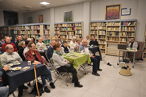 „Jak si ciemni to si wyjani” – czyli spotkanie autorskie z Piotrem Oleksym w midzyzdrojskiej bibliotece