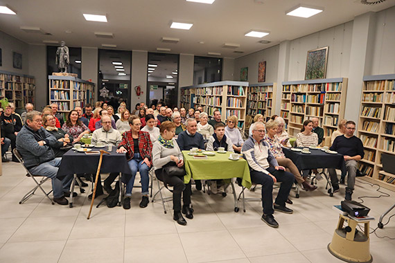 „Jak si ciemni to si wyjani” – czyli spotkanie autorskie z Piotrem Oleksym w midzyzdrojskiej bibliotece