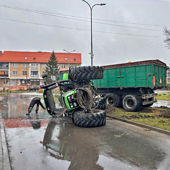 Grony incydent w wierznie – cignik przewrci si przed rondem. Zobacz film!