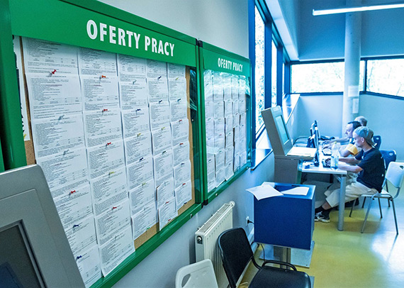 Co czeka pracownik�w w 2025 roku? Ma by� stabilnie, ale bez sza�u. G��wnie przez rosn�ce koszty pracy