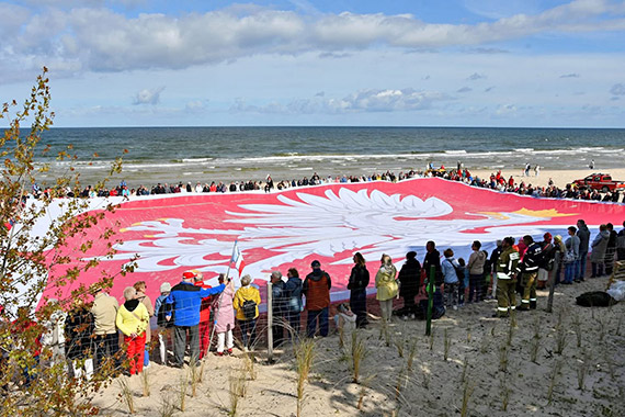 Międzyzdroje z kolejnym Rekordem Polski! Największe Godło Narodowe rozłożone na plaży