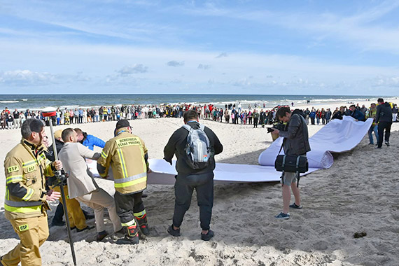 Międzyzdroje z kolejnym Rekordem Polski! Największe Godło Narodowe rozłożone na plaży