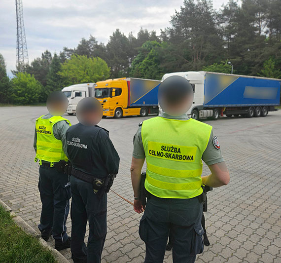 Mocne uderzenie w narkotykowy biznes. KAS i Policja zabezpieczyły ponad 100 kg kokainy ukrytej w naczepie ciężarówki