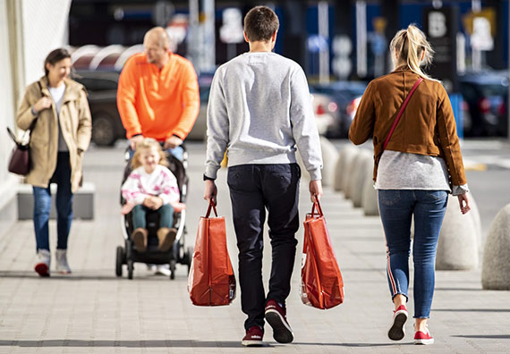 Polacy wci oszczdzaj, ale najmniej na lekach i ywnoci. Najwicej na elektronice, meblach i odziey