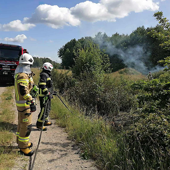 Strażacy z Jarszewa i Rozwarowa gasili pożar traw w Kukułowie