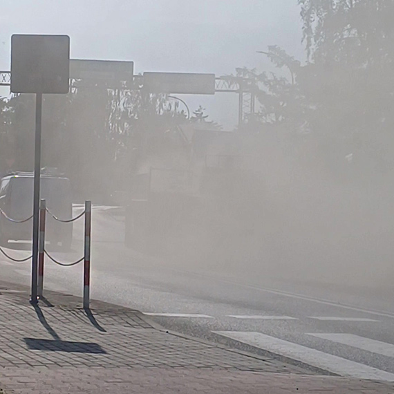 Zamiatanie jak z horroru. Chmura kurzu sparaliżowała Dziwnówek