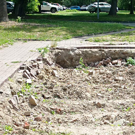 Z chodnika prosto do dziury. Niezabezpieczony wykop po rozbirce „Gryfa” grozi wypadkiem